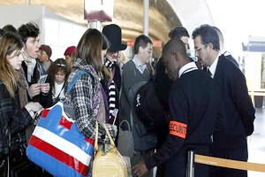 Ebola : contrôles sanitaires à Roissy à partir de samedi