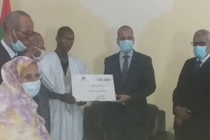 Le ministre de l’éducation nationale remet à Bariki Ould Khairallah 1 million d'ouguiyas (MRO)