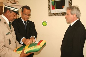 Le ministre des Affaires Etrangères décore l’ambassadeur français accrédité en Mauritanie 