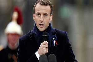 Emmanuel Macron temporise sur le dossier des restitutions d'œuvres d'art à l'Afrique