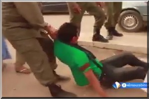 Vidéo : des policiers se défoulent sur des militants du 25 février