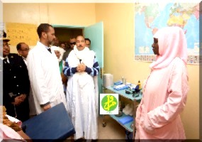 Le Président de la République visite le centre de santé de Ouadane.  