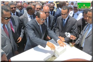 Mohamed Ould Abdel Aziz pose la première pierre du projet de construction d’une centrale éolienne [PhotoReportage]