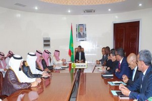 Le PM préside une rencontre entre la délégation mauritanienne et le ministre saoudien du commerce et l’investissement