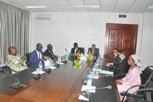 Le ministre des affaires étrangères tient une réunion avec son homologue sénégalais