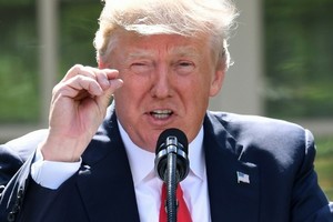 Le Congrès condamne les groupes suprémacistes blancs, Trump signe