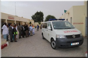 La Fondation « Errahma » offre deux ambulances et un lot de médicaments, au Centre de Santé de Riad et celui du CHN [PhotoReportage]