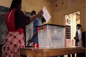 Présidentielle en Guinée: tension autour de la collecte et de la compilation des voix