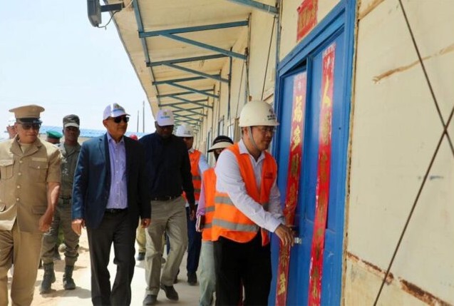 Le ministre de l’Hydraulique inspecte certaines installations d’eau dans les villes de Boulenouar et Nouadhibou
