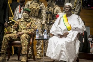 Mali : investiture du président de transition le colonel Bah Ndaw, la Cédéao maintient ses sanctions
