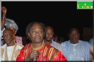 Baaba Maal appelle à lutter de façon durable contre la pauvreté.