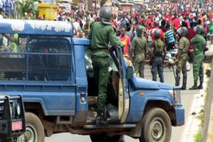 Présidentielle en Guinée: les accès au centre de Conakry bloqués, un officier tué