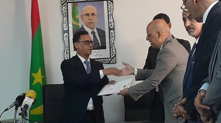 Le Ministre de la Culture remet une licence d’exploitation commerciale à la télévision Sahara 24