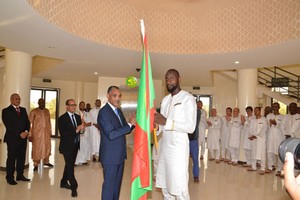En images : le Premier ministre remet le drapeau national au capitaine de l’équipe nationale