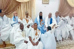 Un regroupement de dignitaires lors d'un iftar en l'honneur du Cheikh Al-Fakhama Ould Cheikh Sidiya