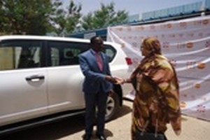 Le Représentant de l’UNFPA en Mauritanie remet les clés d’un véhicule à l’AMPF