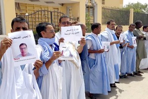 Des journalistes Mauritaniens manifestent devant la police pour la libération de leur collègue