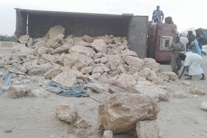 Circulation urbaine à Nouakchott : Une benne transportant des rochers se renverse, un drame évité de justesse près du cimetière du PK7