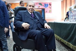 Algérie: Bouteflika renonce à briguer un 5e mandat, le scrutin reporté