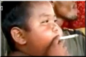 Le Bebe Fumeur Abandonne La Cigarette Mais Video