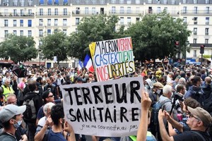 Des manifestants massés à Paris : « Macron, ton passe, on n’en veut pas »