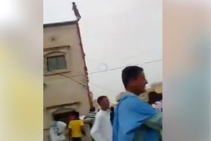 VIDEO. Une jeune fille tente de se suicider en se jetant du haut d’une maison à deux étages à Arafat