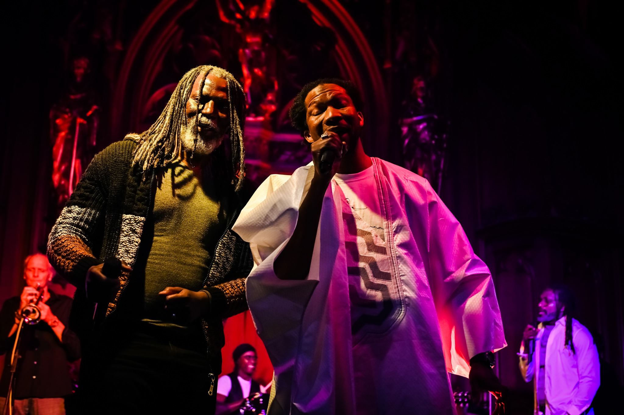 Rencontre sur scène entre l’artiste mauritanien Ziza Youssouf et Tiken Jah Fakoly, l’icône mondiale du reggae
