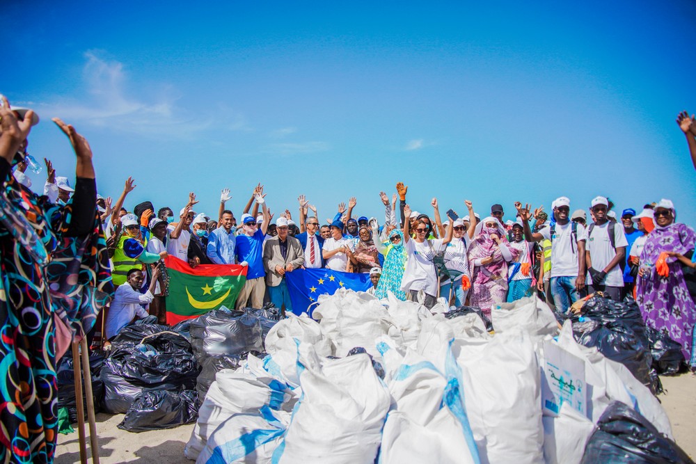 L’ONG Selfie Mbalite organise une journée de nettoyage à la plage du Marché au poisson de Nouakchott