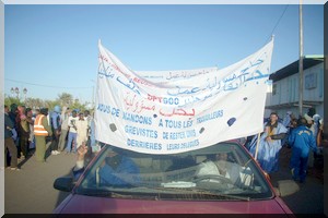 Zouérate : Les Banques s’étouffent, la grève continue! [PhotoReportage]