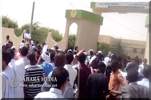  Les étudiants «touche pas à ma bourse» protestent devant le ministère de l’enseignement supérieur