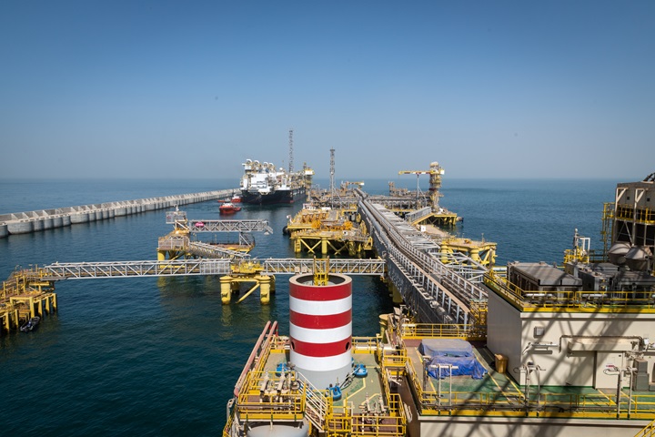Le projet GNL de GTA franchit une étape majeure avec l’arrivée du FLNG