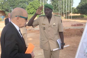 G5 Sahel: Le Drian visite le poste de commandement pour la zone centre à Niamey