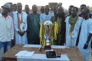 Elus locaux et responsables coutumiers savourent avec la jeunesse la victoire d’Hassi Cheggar au tournoi du Guidimakha édition 2016-2017 [PhotoReportage]