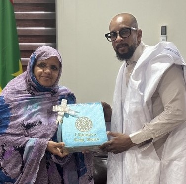 La présidente de la Région de Nouakchott, Mme Fatimetou Abdel Malick, reçoit la Star Mauritanienne Aziz Fashion 