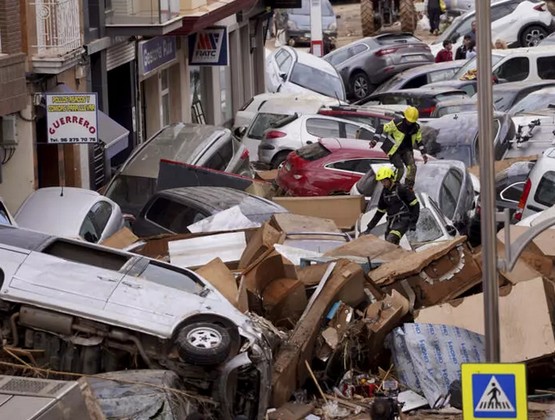 Inondations en Espagne: en colère face à une aide jugée trop lente, les Valenciens s'organisent