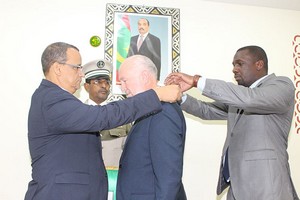 Le MAEC décore Mario Samaja en fin de mission en Mauritanie