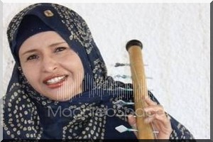 Maalouma Mint El Meidah chante contre les amendements constitutionnels (paroles de la chanson)