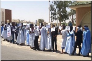 Des diplômés chômeurs manifestent devant la Présidence pour avoir un emploi