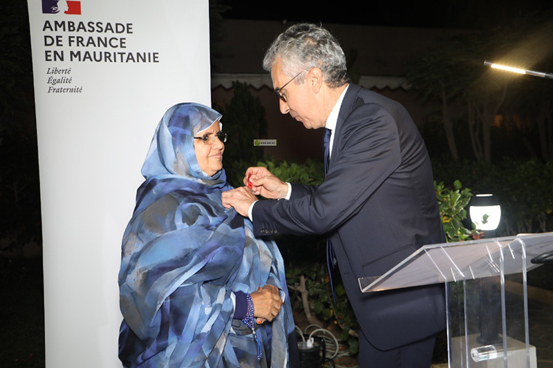 Fatimetou Mint Abdel Malick, faite Chevalier de la Légion d'honneur par le président français Macron