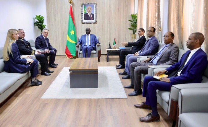Le ministre des Affaires étrangères reçoit une délégation russe pour examiner le renforcement de la coopération bilatérale