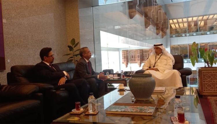 Le ministre de l’Agriculture, en visite au Koweït, rencontre le directeur général du FADES