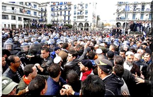 Algérie: manifestation pacifique de milliers de chômeurs 