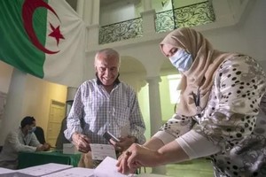 Les algériens votent pour des législatives anticipées