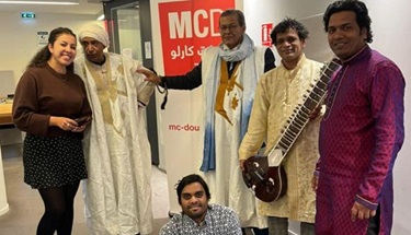 Deux grands artistes mauritaniens, le chanteur Mouftah El Kheir Ould Nana et le plasticien Maelainine Nema Cherif sur RMC … Vidéo