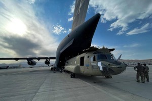 Afghanistan. Avant de quitter l’aéroport de Kaboul, l’armée américaine détruit avions et blindés