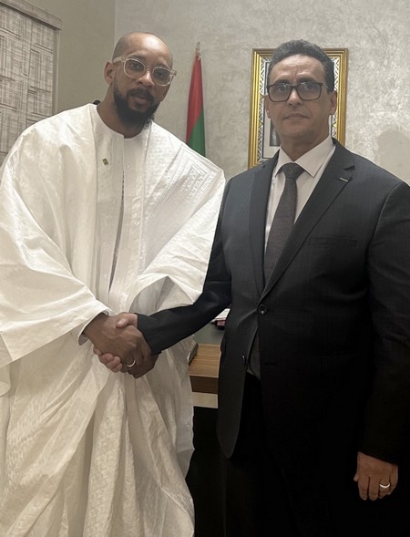 Le Ministre de la Culture, de la Jeunesse, des Sports et des Relations avec le Parlement reçoit la Star Mauritanienne Aziz Fashion