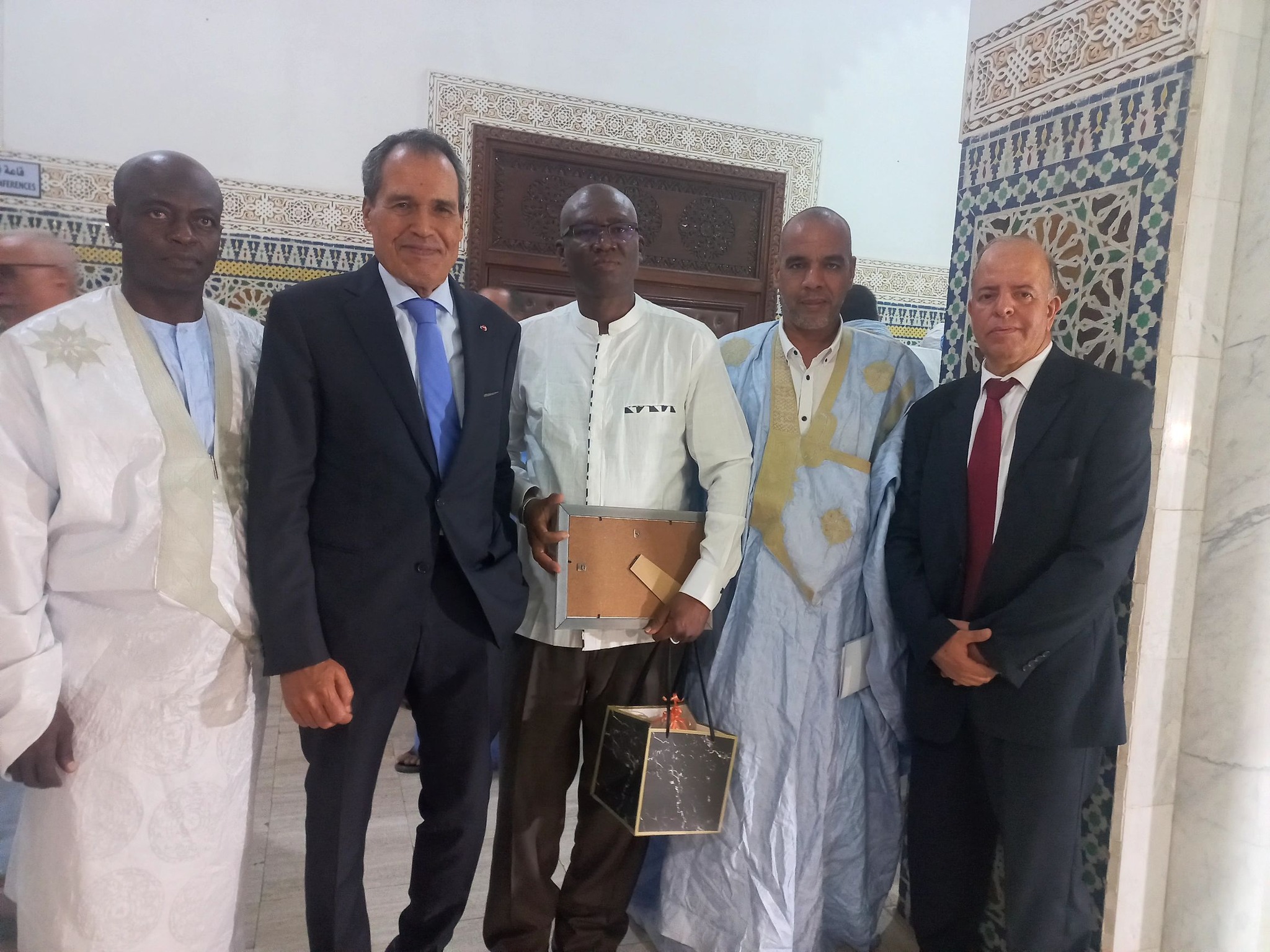 L’écrivain Bios Diallo décoré par le Directeur du Centre Culturel Marocain en Mauritanie