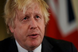 Royaume-Uni : Boris Johnson confirme un premier décès lié au variant Omicron