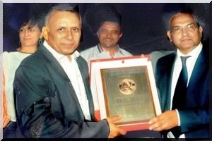 Me Bouhoubeyni reçoit  la médaille d'honneur du Barreau de Tunisie.