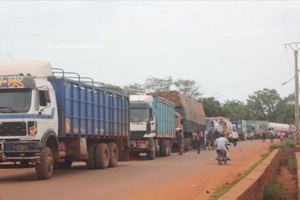 Nouvelle attaque au Mali, des camionneurs marocains bloqués près de la frontière avec la Mauritanie 